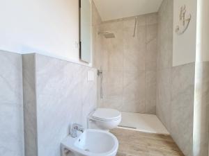 Un baño con inodoro, ducha y lavabo. en Ama Homes - Balcony Lakeview, en Bellagio 39 fotos más