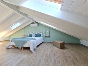Un dormitorio con una cama en un ático en Ama Homes - Balcony Lakeview, en Bellagio