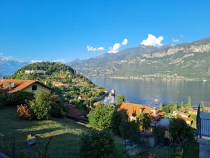 una ciudad a orillas de un lago con montañas en Ama Homes - Balcony Lakeview, en Bellagio
