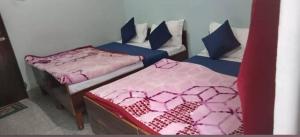 Postel nebo postele na pokoji v ubytování New Yamunotri homestay by Preet rS