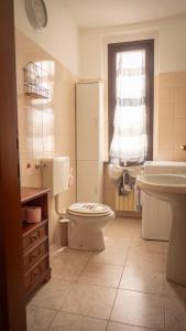 a bathroom with a toilet and a sink at Casa di Alice in Angera