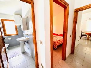 łazienka z toaletą i umywalką w pokoju w obiekcie Residence La Cinta 8 w mieście San Teodoro +37 zdjęć