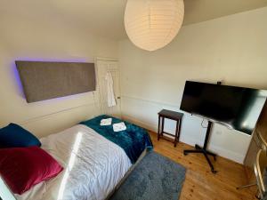 TV a/nebo společenská místnost v ubytování Double Room in Dublin City