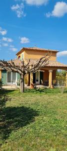 een huis met een boom voor een tuin bij Maison Gorges du Gardon in Collias