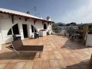 伊斯基亚Casa Don Peppino City Center的一个带椅子和房子的庭院