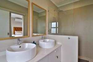 内尔斯普雷特Perfect Hideaway的浴室里有两个洗手池和一面镜子 更多13张照片