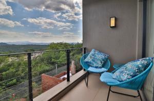 内尔斯普雷特Perfect Hideaway的两把椅子坐在一个美景阳台