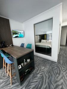 a room with a table and a mirror and a bed at Moft Apartment by White Titanic in Mamaia Nord +28 photos