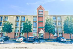 杰克逊Jackson Hotel And Convention Center的一座大型建筑物,停车场里停满了汽车