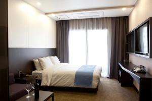 Televiisor ja/või meelelahutuskeskus majutusasutuses S Stay Dongtan Hotel