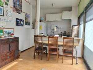 a kitchen with a table and chairs in a room at Ballarat Clunes in Mino