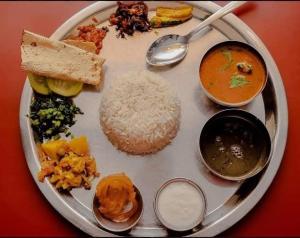 DhangadhiSitar Hotel and Restaurant的饭和不同种类食物的盘子