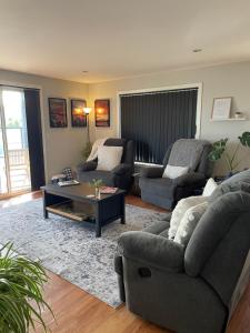 MurdunnaThe Sounds的有两张沙发和一张咖啡桌的客厅