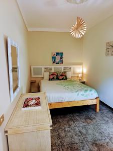 Un dormitorio con una cama y una mesa dentro. en Rincón Mirador Risco Verde, en Arinaga