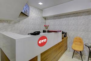 TV a/nebo společenská místnost v ubytování Hotel O Santosh Residency