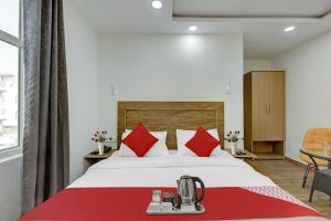 Postel nebo postele na pokoji v ubytování Hotel O Santosh Residency