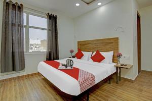 Postel nebo postele na pokoji v ubytování Hotel O Santosh Residency