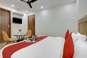 Postel nebo postele na pokoji v ubytování Hotel O Santosh Residency