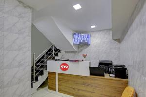 TV a/nebo společenská místnost v ubytování Hotel O Santosh Residency