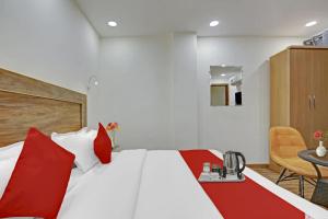 Postel nebo postele na pokoji v ubytování Hotel O Santosh Residency