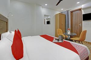 TV a/nebo společenská místnost v ubytování Hotel O Santosh Residency