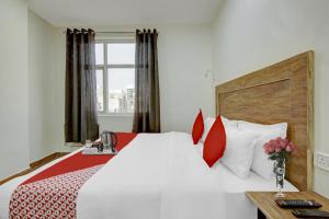Postel nebo postele na pokoji v ubytování Hotel O Santosh Residency