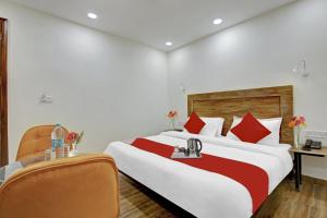 Postel nebo postele na pokoji v ubytování Hotel O Santosh Residency