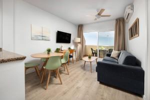 Telewizja i/lub zestaw kina domowego w obiekcie BenalBeach Premium Apartments by Alfresco Stays