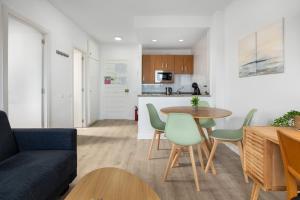 Kuchnia lub aneks kuchenny w obiekcie BenalBeach Premium Apartments by Alfresco Stays