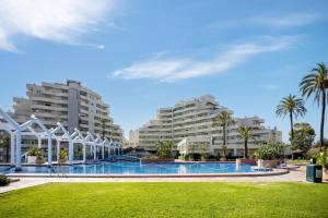 Basen w obiekcie BenalBeach Premium Apartments by Alfresco Stays lub w pobliżu