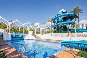 Basen w obiekcie BenalBeach Premium Apartments by Alfresco Stays lub w pobliżu