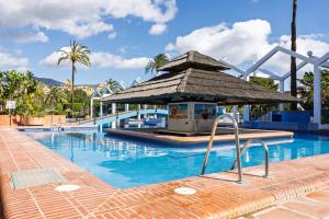 Basen w obiekcie BenalBeach Premium Apartments by Alfresco Stays lub w pobliżu
