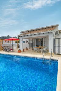 Πισίνα στο ή κοντά στο Villa Monteluz Pego