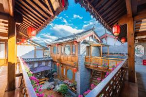 Shile Inn的阳台或露台