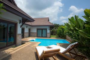 Swimmingpoolen hos eller tæt på Ozone Villa Phuket