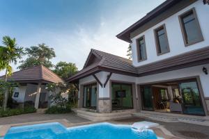 ein Haus mit Pool davor in der Unterkunft Ozone Villa Phuket in Ban Pa Khlok