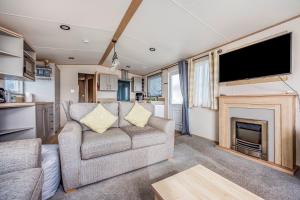 Μια τηλεόραση ή/και κέντρο ψυχαγωγίας στο Charming Home in Lakeside Park - Pass The Keys