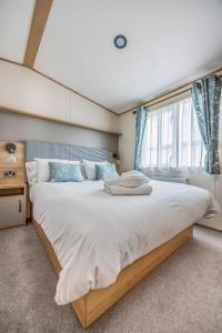 Ένα ή περισσότερα κρεβάτια σε δωμάτιο στο Charming Home in Lakeside Park - Pass The Keys