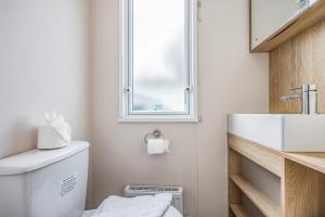 Ένα μπάνιο στο Charming Home in Lakeside Park - Pass The Keys +32 φωτογραφίες