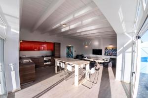 Et tv og/eller underholdning på CASA FATIMA Villa with heated pool and jacuzzi