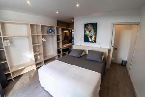 En eller flere senge i et værelse på CASA FATIMA Villa with heated pool and jacuzzi + 6 billeder