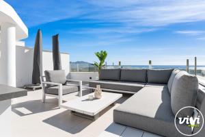 een woonkamer met een bank en een tafel bij VIVI Homes - Bonita del Sol Beach, Pool, Garden, GYM & SPA in La Cala de Mijas