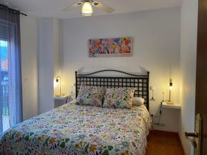 a bedroom with a bed and a ceiling fan at La Casa de Rober in Vargas