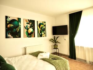 布雷亚扎Casa SOFI Nr 1, Breaza PH的卧室配有壁画和一张床