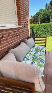 two pillows on a bench next to a brick wall at La Casa de Rober in Vargas