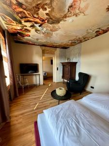 a room with a bed and a ceiling with a table at Historischer Gasthof Zum Anker Wachau in Wachau