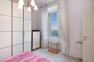 Schlafzimmer mit einem Bett und einem Fenster mit Meerblick in der Unterkunft La Finestra sul Mare in Genua