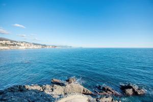 a view of the ocean from a rocky beach at La Finestra sul Mare in Genoa