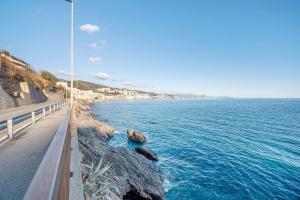 Blick auf das Meer und eine Straße neben dem Wasser in der Unterkunft La Finestra sul Mare in Genua