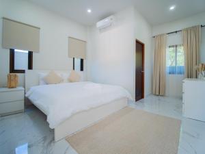 ラワイビーチにあるLeivi Villa 3 bedroomsの白いベッドルーム(大きな白いベッド1台、窓付) +46枚の写真